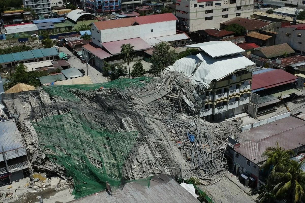 A multi-storey building collapsed in Barangay Balibago, Angeles City, Pampanga on Sunday, May 24, 2026. Authorities have yet to confirm the number of casualties, but residents near the site and workers reported that around 30 to 40 people are still trapped beneath the collapsed structure. (Photos by Santi San Juan)