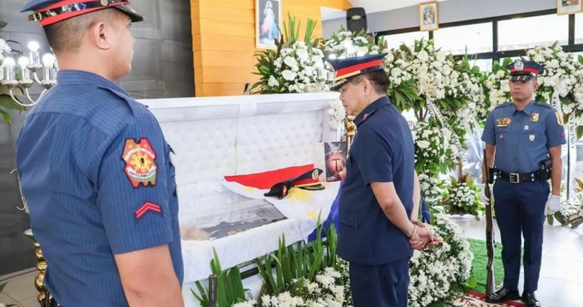 
POLICE Brig. Gen. Romano Cardiño, PRO-NIR director, visits the wake of Police Lt. Col. Romeo Vargas at the Bacolod City Police Office Chapel in Barangay Singcang-Airport, Bacolod City. (PRO-NIR)
