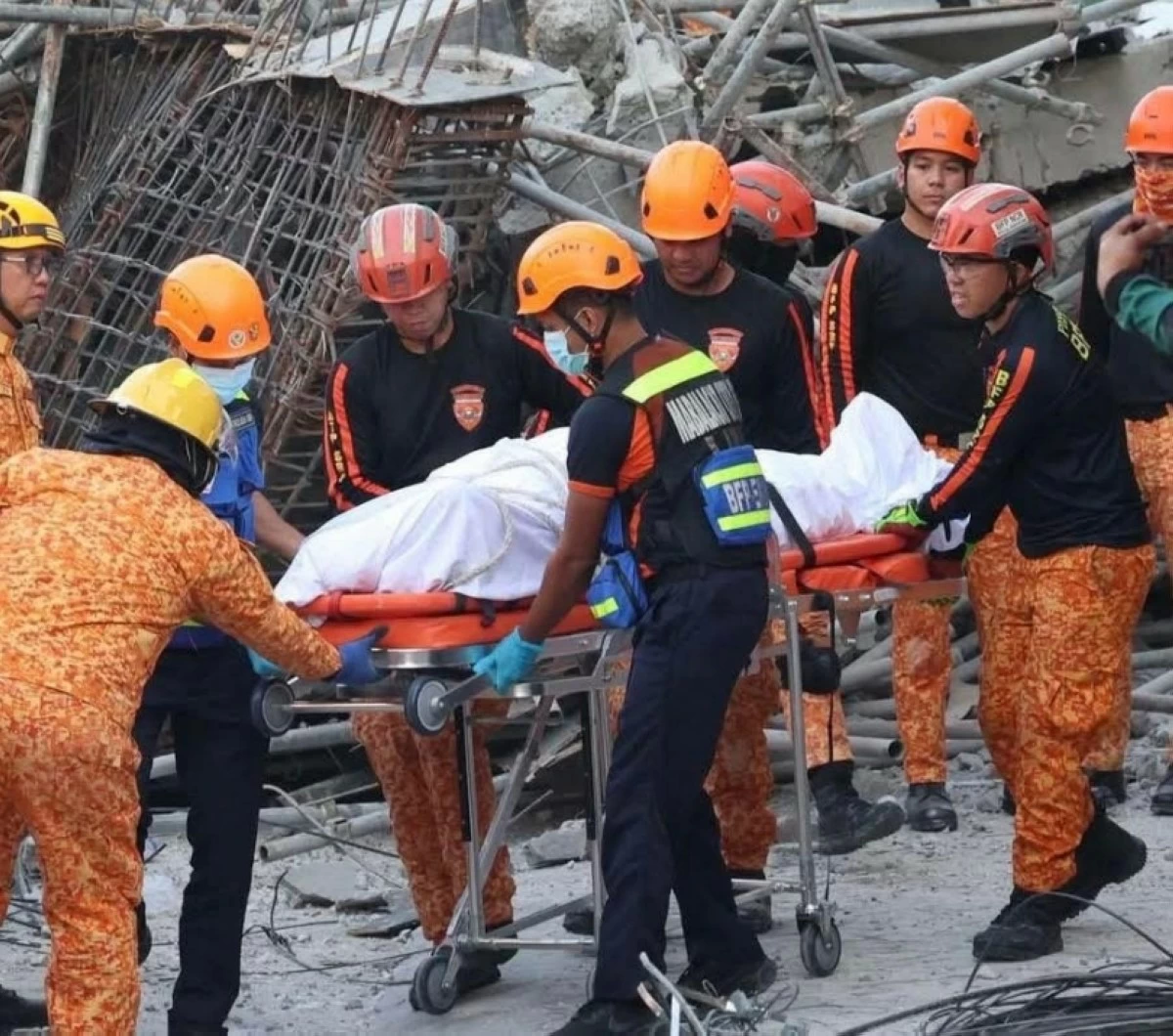 A rescue team retrieves a body in Angeles City, Pampanga (Photo from the Bureau of Fire Protection Central Luzon) 