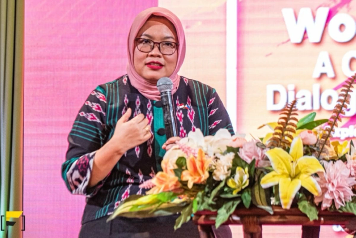 The Embassy of Indonesia in Manila’s Minister Counsellor for Culture and Information
Avi Dewani Sari Harahap delivers the keynote lecture for the UST World Lenses 
(Photo: UST Fotomasino - Thomasian Photographers Guild)
