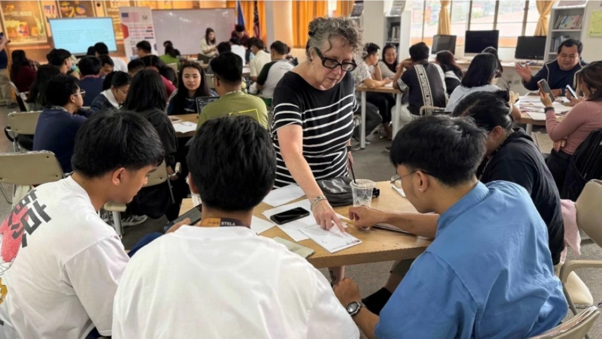An American English Language Fellow trains college instructors on teaching complex subjects in English (Photos: US Embassy)