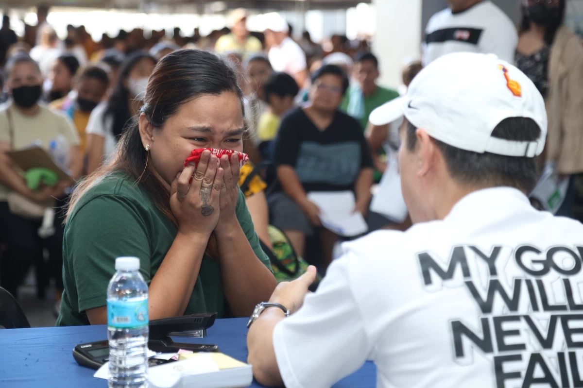 Mayor Francisco “Isko Moreno” Domagoso meets with fire victims at Parola Compound in Delpan, Binondo, Manila on Sunday, May 24, as the city government continues to deliver relief assistance to thousands of families displaced by the massive blaze. (Photo courtesy of Manila PIO)