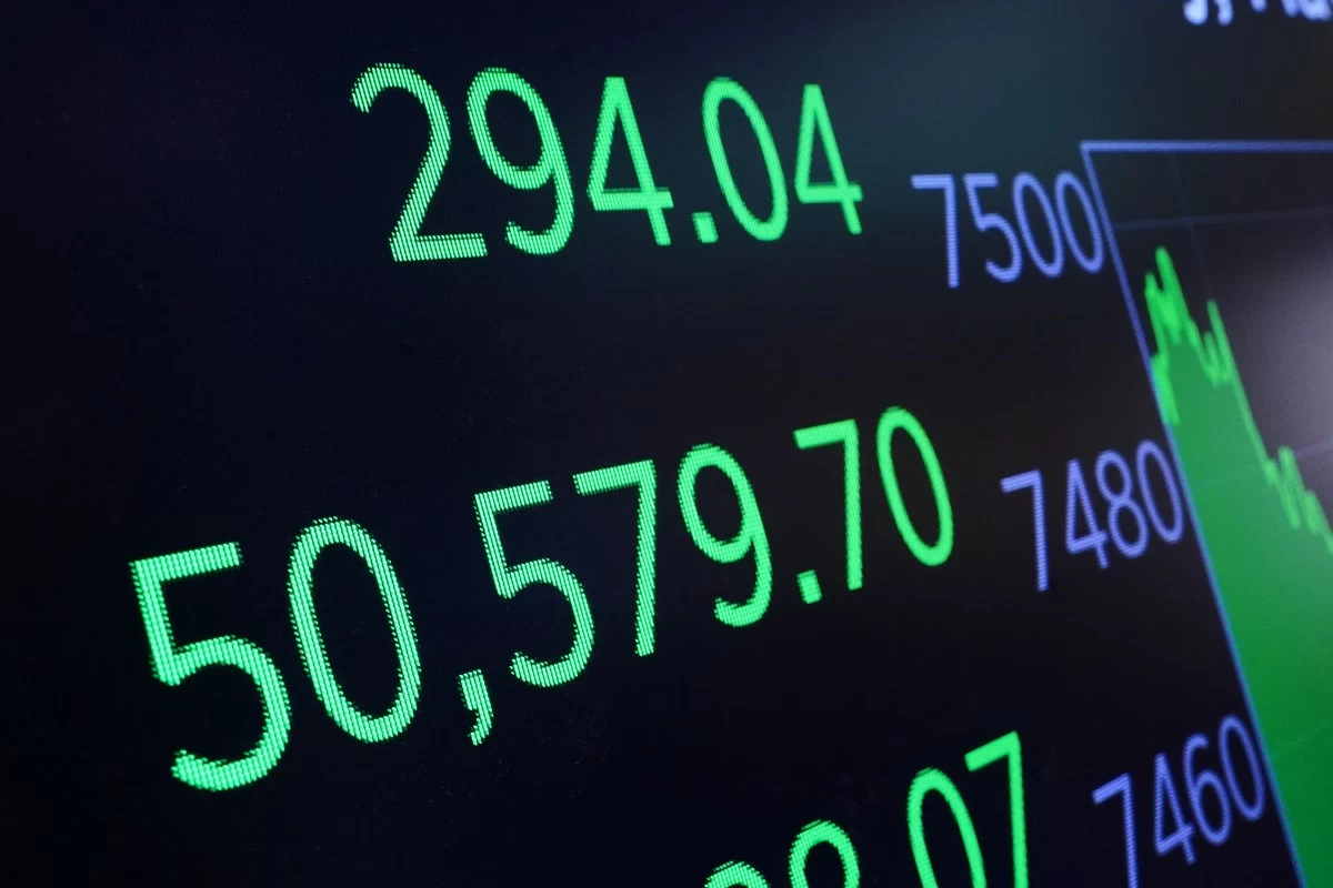 A board above the trading floor of the New York Stock Exchange displays the closing number for the Dow Jones industrial average, Friday, May 22, 2026. (AP Photo/Richard Drew)
