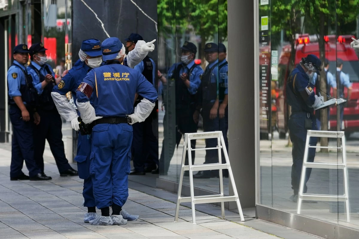 Tokyo police examine the scene after a person allegedly sprayed a substance that caused an odor, in Tokyo, Japan, Monday, May 25, 2026. (AP Photo/Eugene Hoshiko)