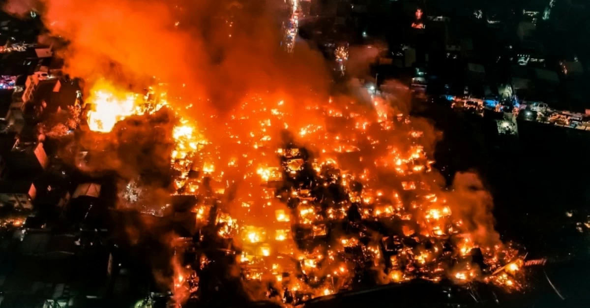 The fire in Pulong Kendi, Barangay Sta. Ana, Taguig, on May 25 (Photo from Minor Basilica of St. Anne - Taguig City on Facebook)