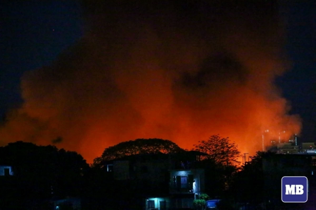 The fire in Pulong Kendi, Barangay Sta. Ana, Taguig, on May 25 (John Louie Abrina/MB)