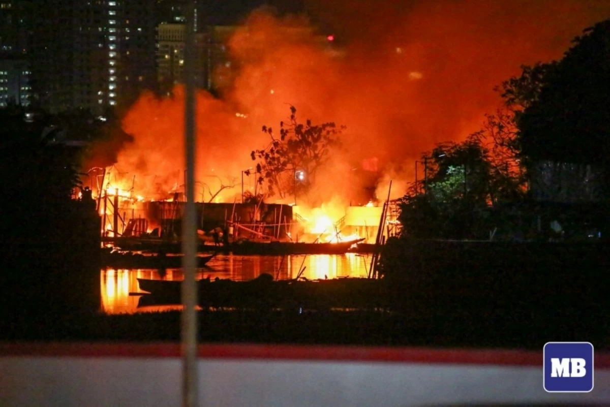The fire in Pulong Kendi, Barangay Sta. Ana, Taguig, on May 25 (John Louie Abrina/MB)