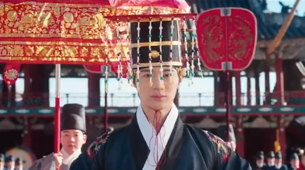 Byeon Woo-seok in episode 11 of "Perfect Crown" (Screenshot from Disney )