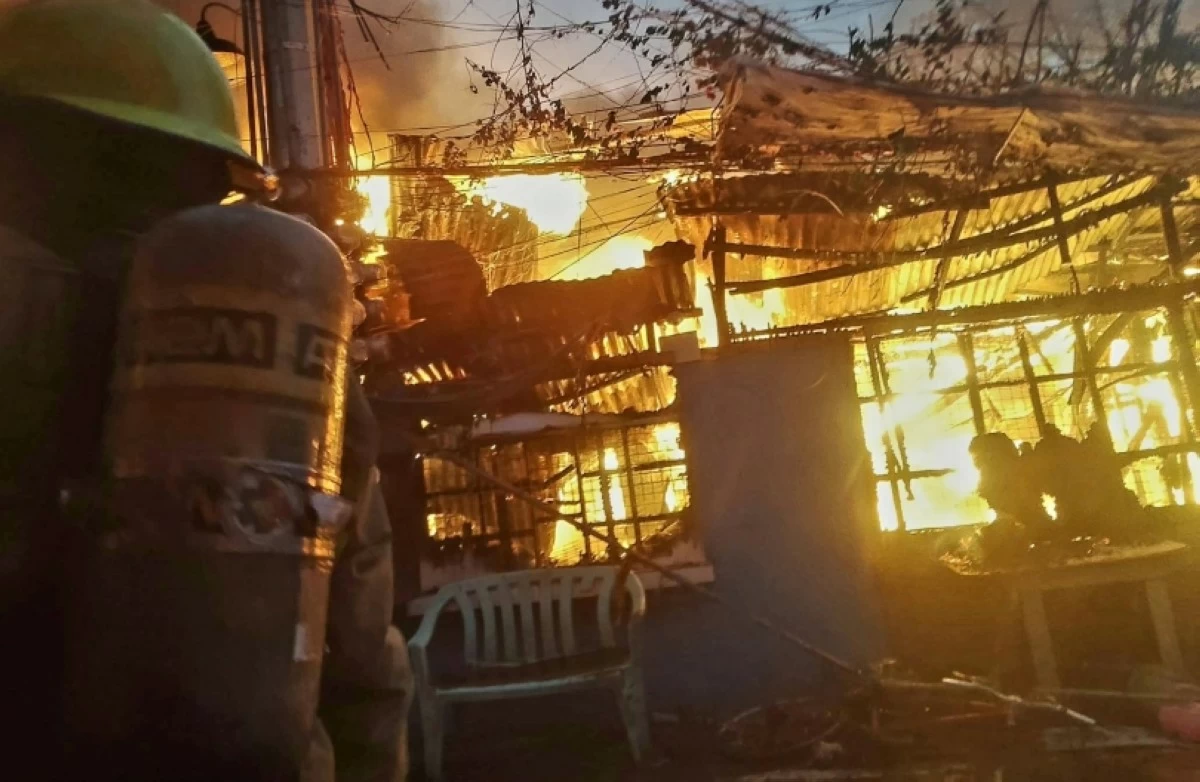 The fire in Barangay Sta. Ana, Taguig on May 25 (Photo from Pembo Fire and Rescue Brigade on Facebook)  