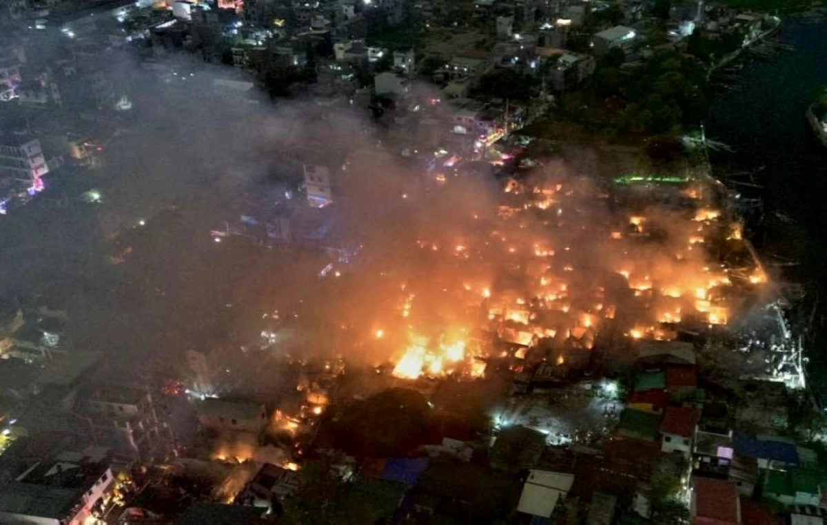 The fire in Barangay Sta. Ana, Taguig on May 25 (Photo from Pembo Fire and Rescue Brigade on Facebook)  
