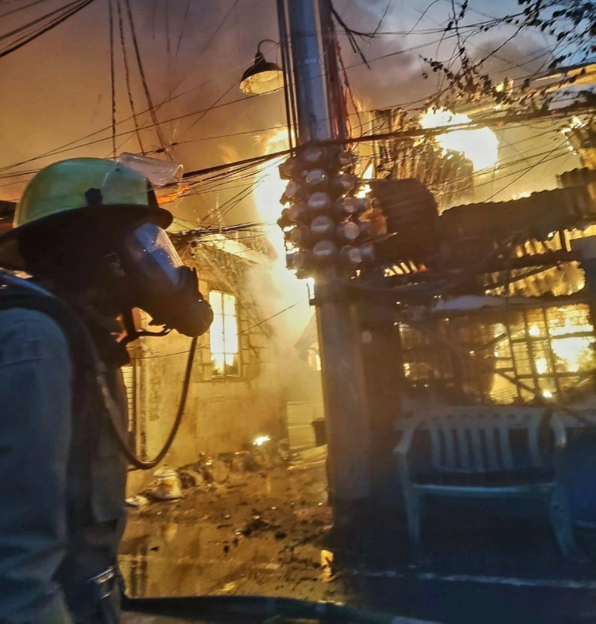 The fire in Barangay Sta. Ana, Taguig on May 25 (Photo from Pembo Fire and Rescue Brigade on Facebook)  