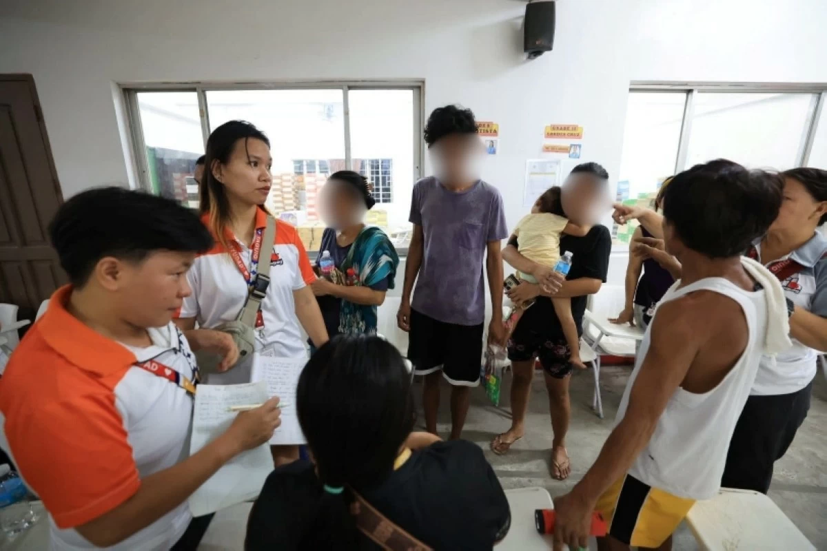 Taguig City government personnel with the affected families (Photo from the Taguig City government) 