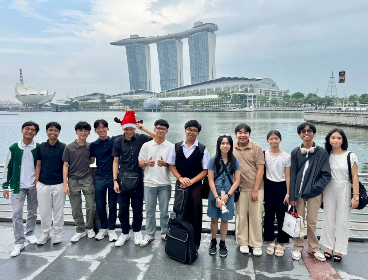 YOUNG SCHOLARS David and some of his fellow Filipino ASEAN scholars with the Marina Bay skyline behind them. (Photos: David)
