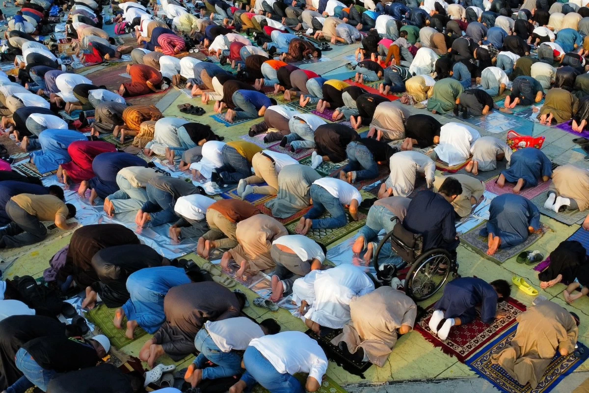 Thousands of Filipino Muslims gather at the Quezon Memorial Circle in Quezon City on Wednesday, May 27, to offer prayers for Eid al-Adha, or the “Festival of Sacrifice,” commemorating the unwavering faith and obedience of Prophet Ibrahim (Abraham), who was willing to sacrifice his son Isma'il (Ishmael) in submission to God’s command. (Santi San Juan/ManilaBulletin)