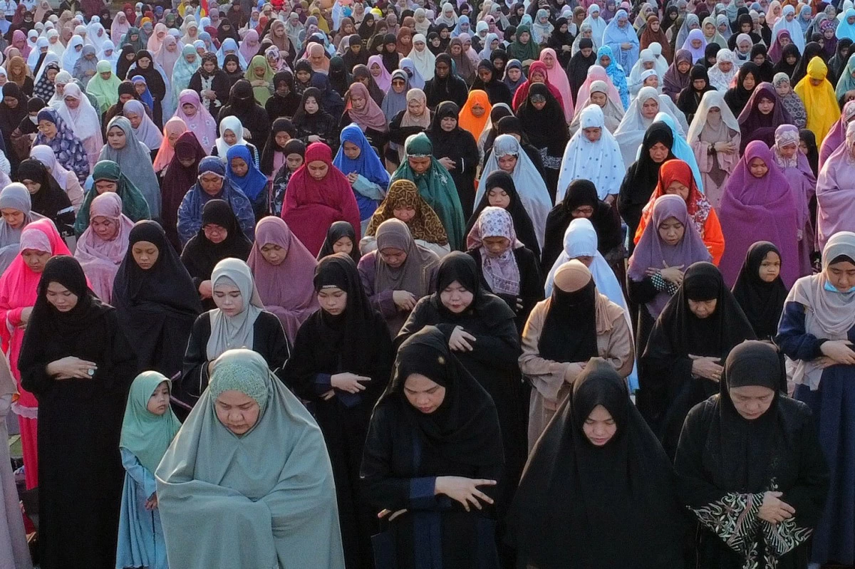 Thousands of Filipino Muslims gather at the Quezon Memorial Circle in Quezon City on May 27, 2026, to offer prayers for Eid al-Adha, or the 'Feast of Sacrifice,' commemorating the unwavering faith and obedience of Prophet Ibrahim, who was willing to sacrifice his son Isma'il in submission to God’s command. (Santi San Juan)