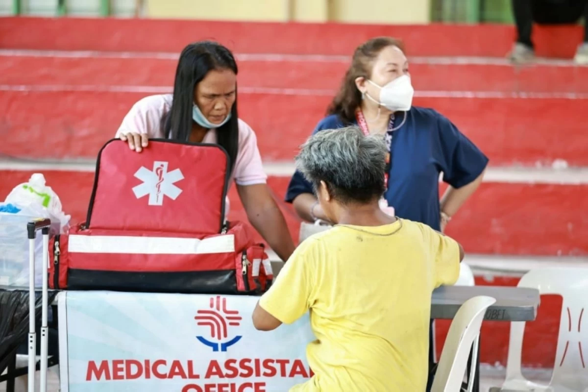 Medical assistance for fire victims at an evacuation center in Taguig (Photo from Mayor Cayetano's Facebook account) 