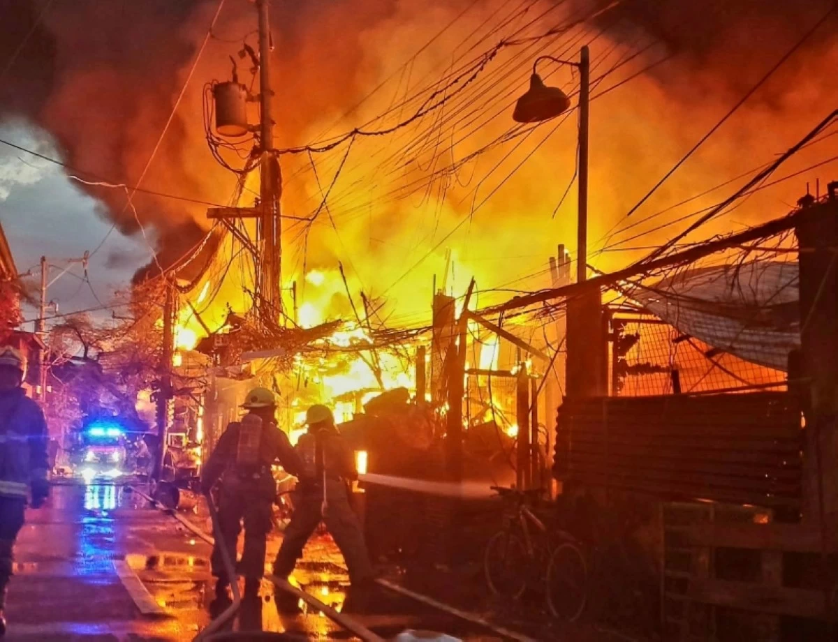 The fire in Pulong Kendi  2 in Barangay Sta. Ana, Taguig on May 25 (Photo from Pembo Fire and Rescue Brigade on Facebook) 