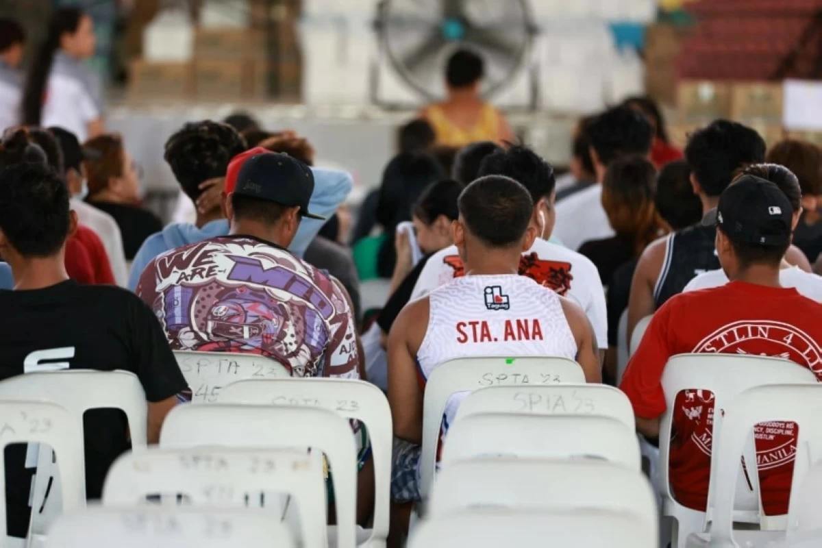 The families affected by the fire in Taguig on May 25 (Photo from Mayor Cayetano's Facebook account) 