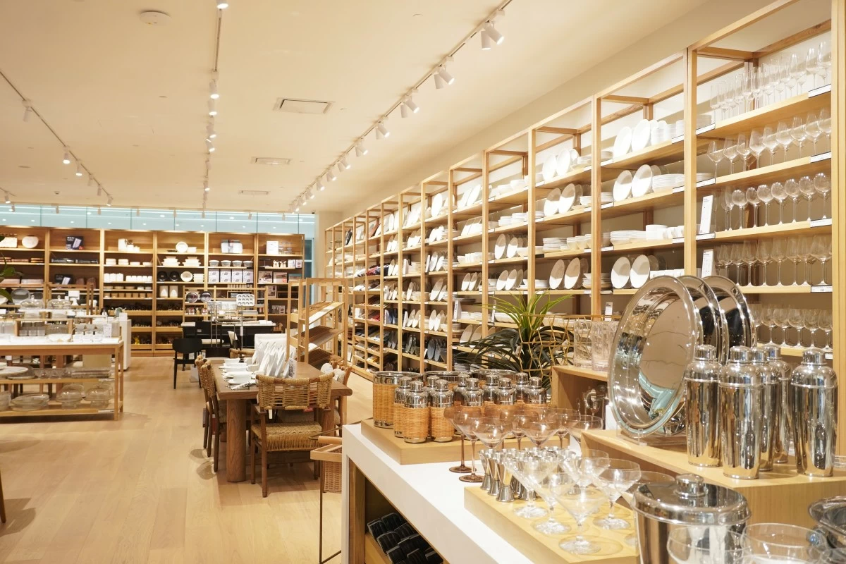Dining Furniture, Entertaining, and Dinnerware