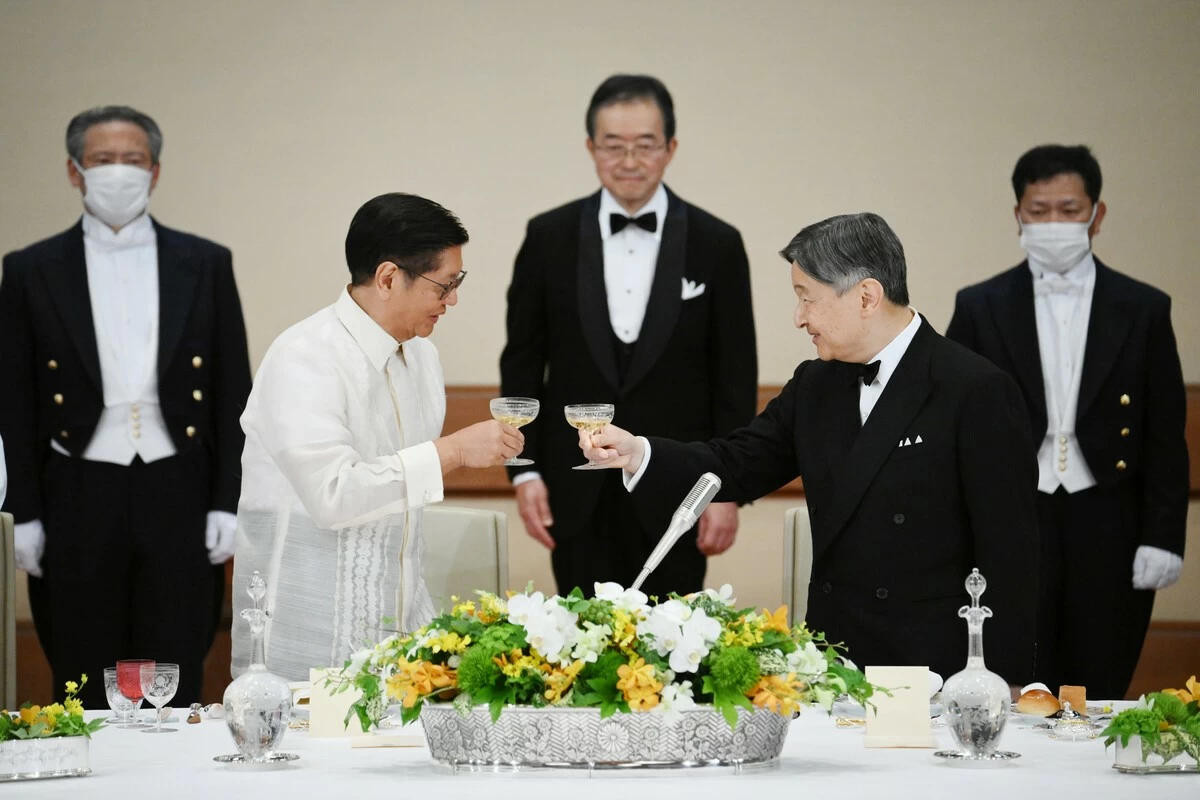 Japan's Emperor Naruhito and Philippine President Ferdinand Marcos Jr. toast at an Imperial banquet at the Homei-Den hall of the Imperial Palace in Tokyo on Wednesday. (Pool photo)
