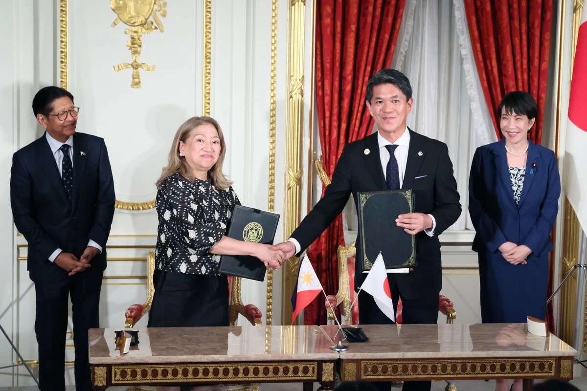 Japanese Prime Minister Sanae Takaichi (far right), Philippine President Ferdinand Marcos Jr. (far left), Japanese Ambassador to the Philippines Kazuya Endo (second from right) and Philippine Ambassador to Japan Mylene J. Garcia-Albano (second from left) attend a document signing ceremony held in line with a Takaichi-Marcos summit at the State Guest House in Tokyo on Thursday. (Pool photo)