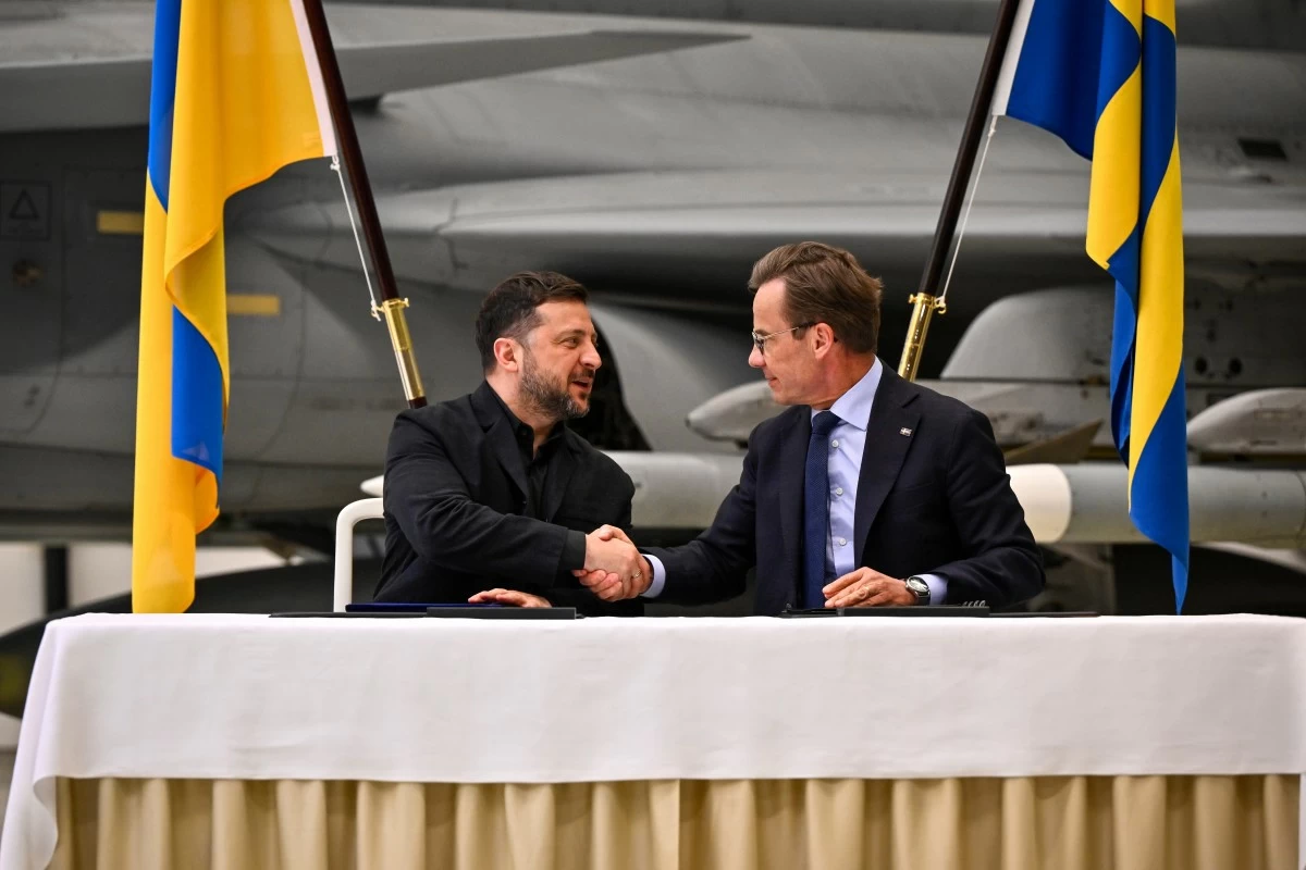 Sweden's Prime Minister Ulf Kristersson, right, and Ukraine's President Volodymyr Zelenskyy give a joint news conference at the F16 air flotilla in Uppsala, Sweden, Thursday, May 28, 2026. (Christine Olsson/TT News Agency via AP)
