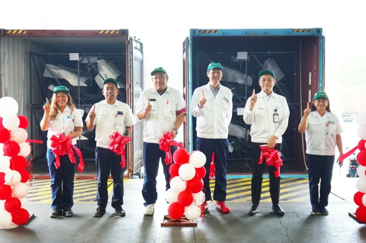 From left: Ms. Riza Quito, Operating Head - Corporate Affairs; IT Operations; Juan Gerry Datario, Operating Head - Administration Operations; Shinsuke Inoue, Operating Head - Purchasing Operations; Takeshi Kobayashi, President; Motomasa Komori, Vice President / Operating Head - Finance Operations; and Ms. Maria Fe Quijano, Operating Head - Finance Operations.
