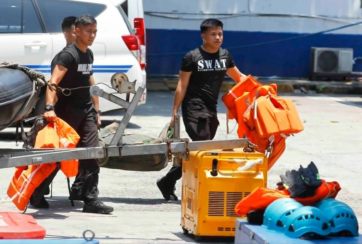 Rescue teams from the Manila Police District-Regional Mobile Force Battalion check boats, life vests, and other emergency gear at MPD Headquarters on May 29, as authorities step up preparations for possible flooding during the rainy season. (Photo taken by Mark Balmores/Manila Bulletin)
