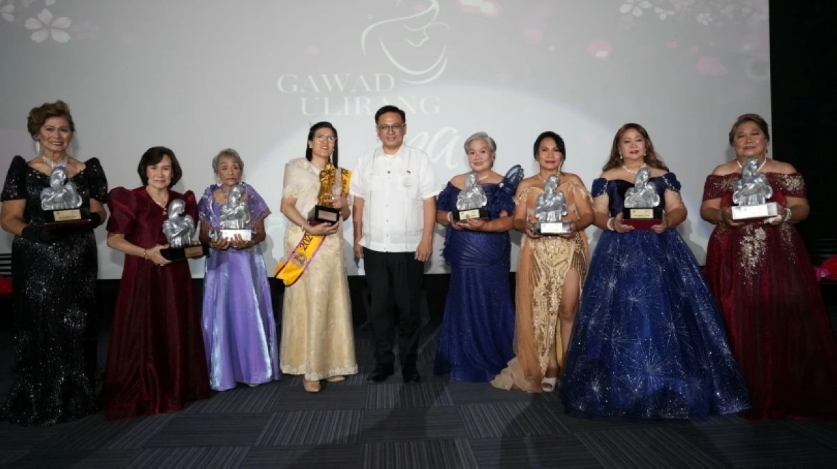 Muntinlupa Mayor Ruffy Biazon with the finalists and barangay winners of the Gawad Ulirang Ina 2026 search in Muntinlupa (Photo from Muntinlupa PIO) 