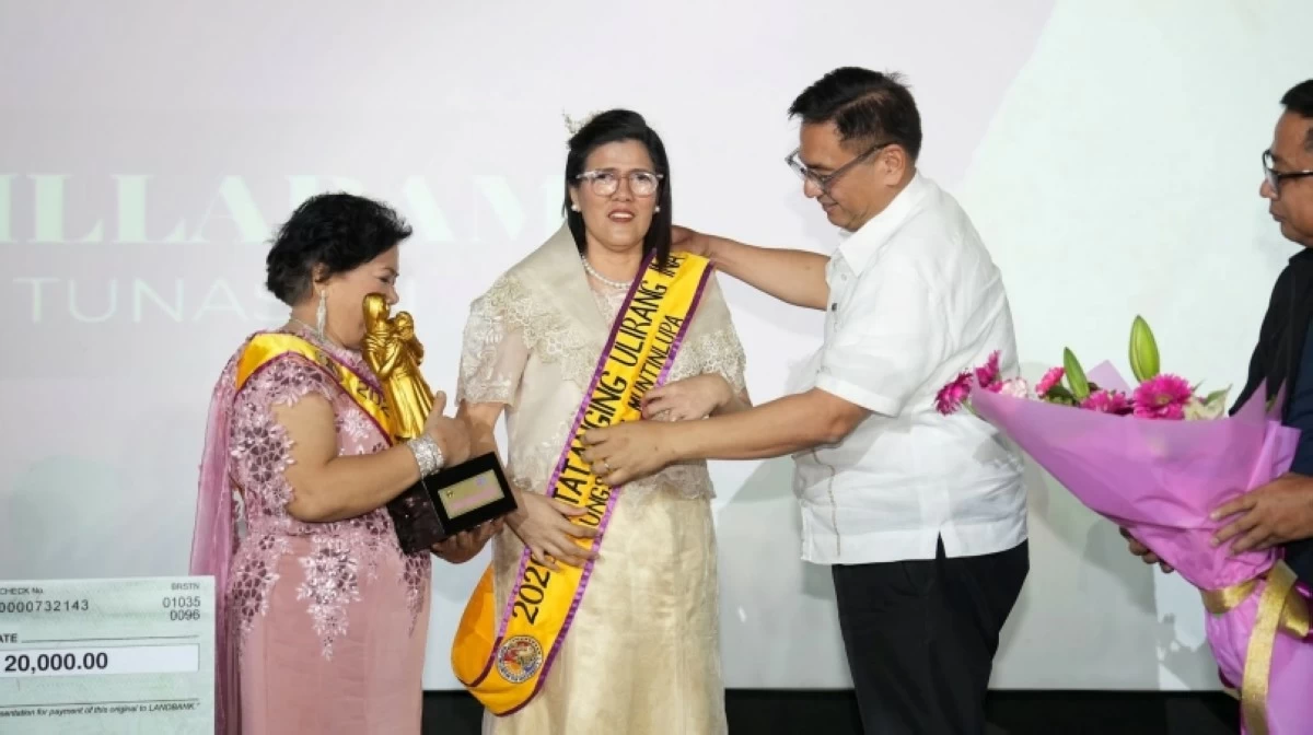 Muntinlupa Mayor Ruffy Biazon putting the sash on Jenny Villarama of Barangay Tunasan, the winner of the Gawad Ulirang Ina 2026 search in Muntinlupa (Photo from Muntinlupa PIO) 