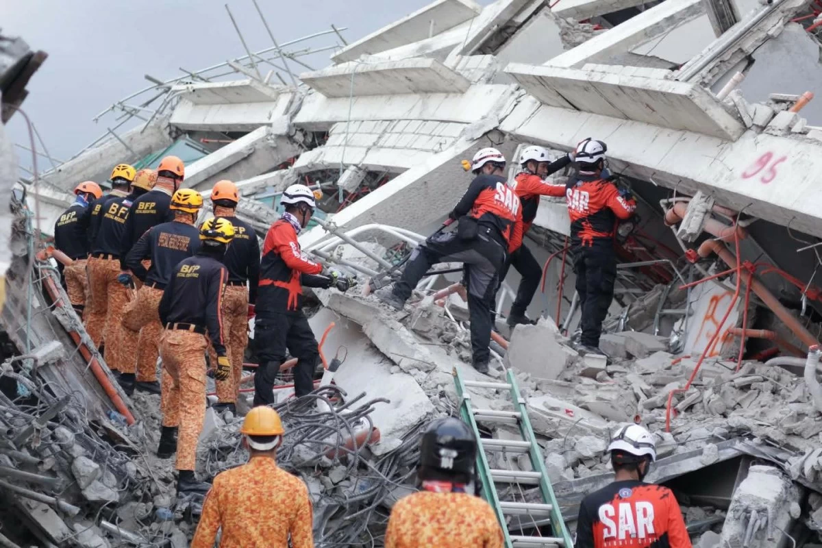 RESCUERS at Ground Zero. (Angeles CIO FB)