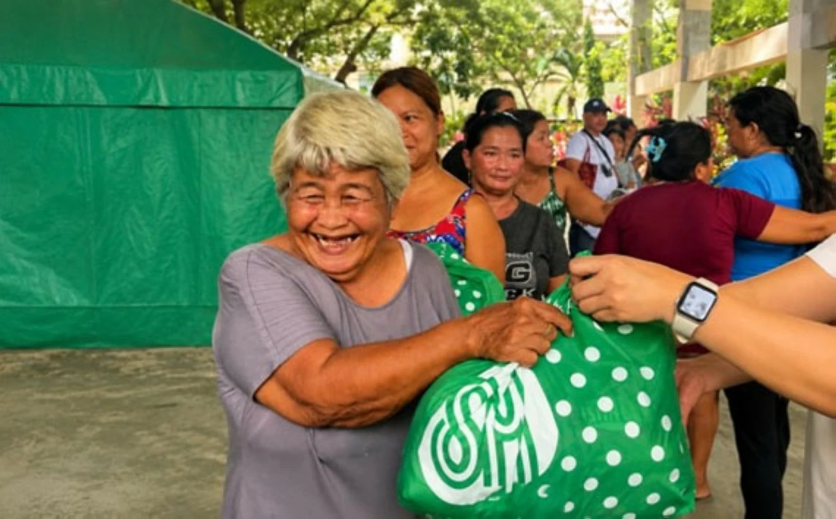 SM City Calamba extends aid to typhoon victims. (SM City Calamba) 