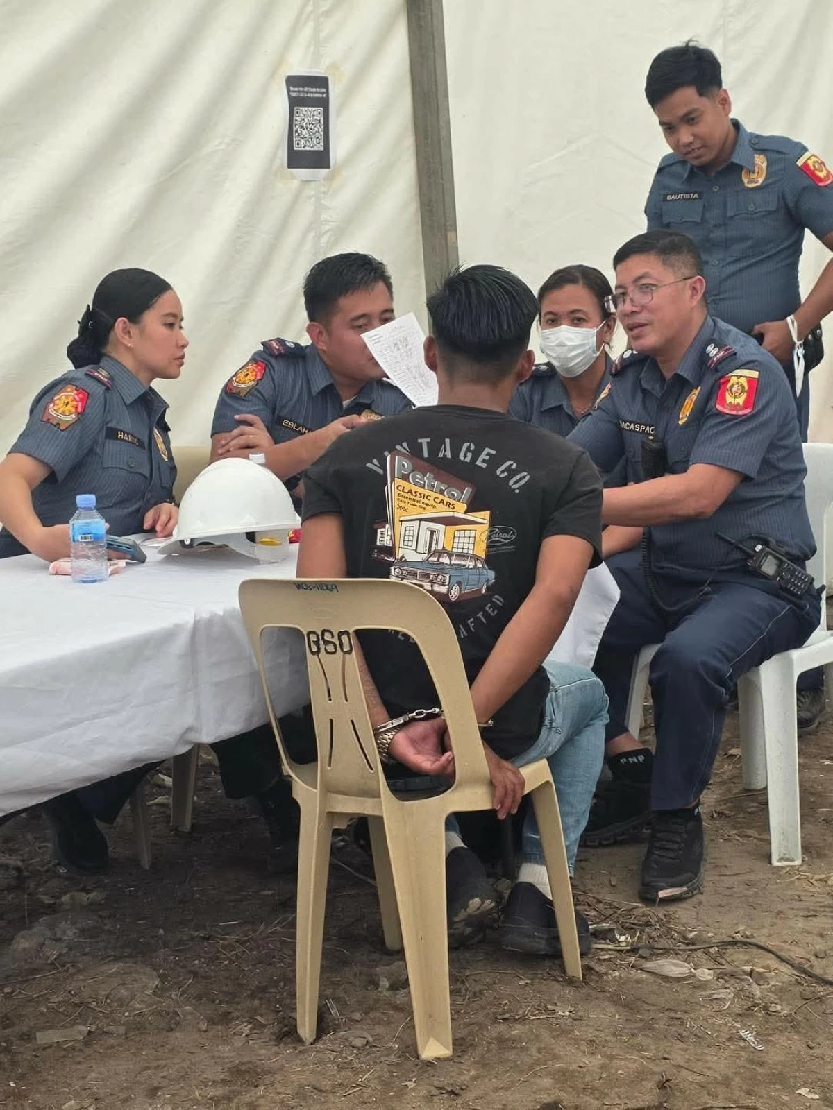 THE suspect being questioned by the police. (Photo via Liezle Basa-Inigo) 
