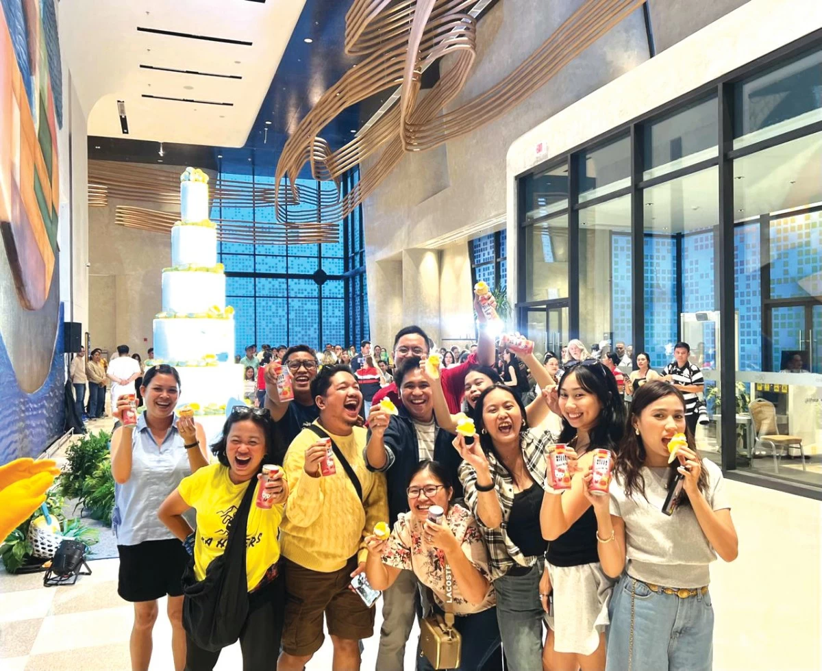 Guests enjoyed a slice of Cebu's Tallest Mango Cake, a spectacular 10-foot masterpiece made by the chefs of Mercure Mactan Cebu and Savoy Hotel Mactan Cebu, together with various community groups.