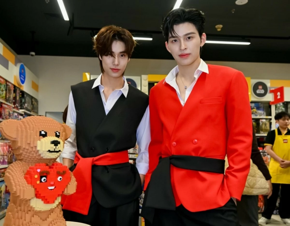 Thai stars Pond (right) and Phuwin (Instagram) 
