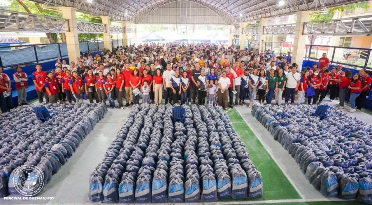 Students from Marulas Central School and Malinta Elementary School receive the first batch of free school supplies (Photo from Valenzuela LGU)