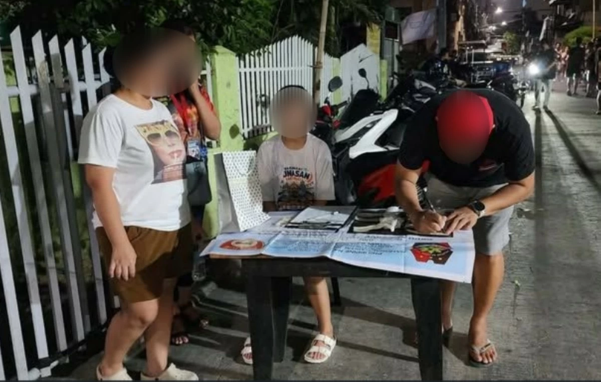The Muntinlupa police with the suspect (Photo from Muntinlupa police / SPD) 