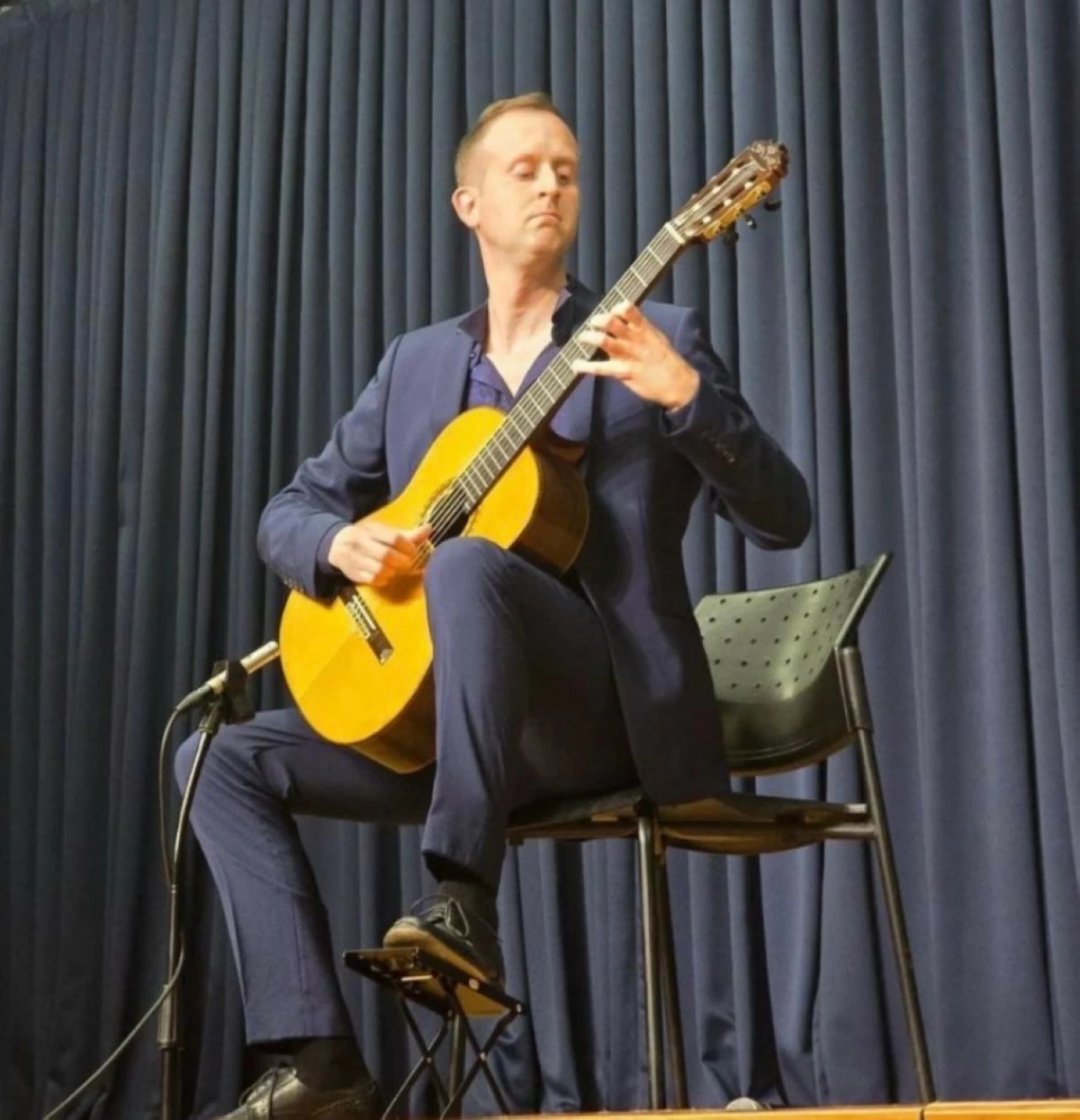 Acclaimed Italian classical guitarist Maestro Carlo Fierens serenades the audience during the anniversary concert. (Photos: Italian Embassy)