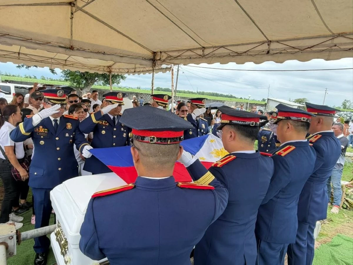 
POLICE Lt. Col. Romeo Vargas is laid to rest in La Carlota City, Negros Occidental on Saturday, May 30. (BCPO)

