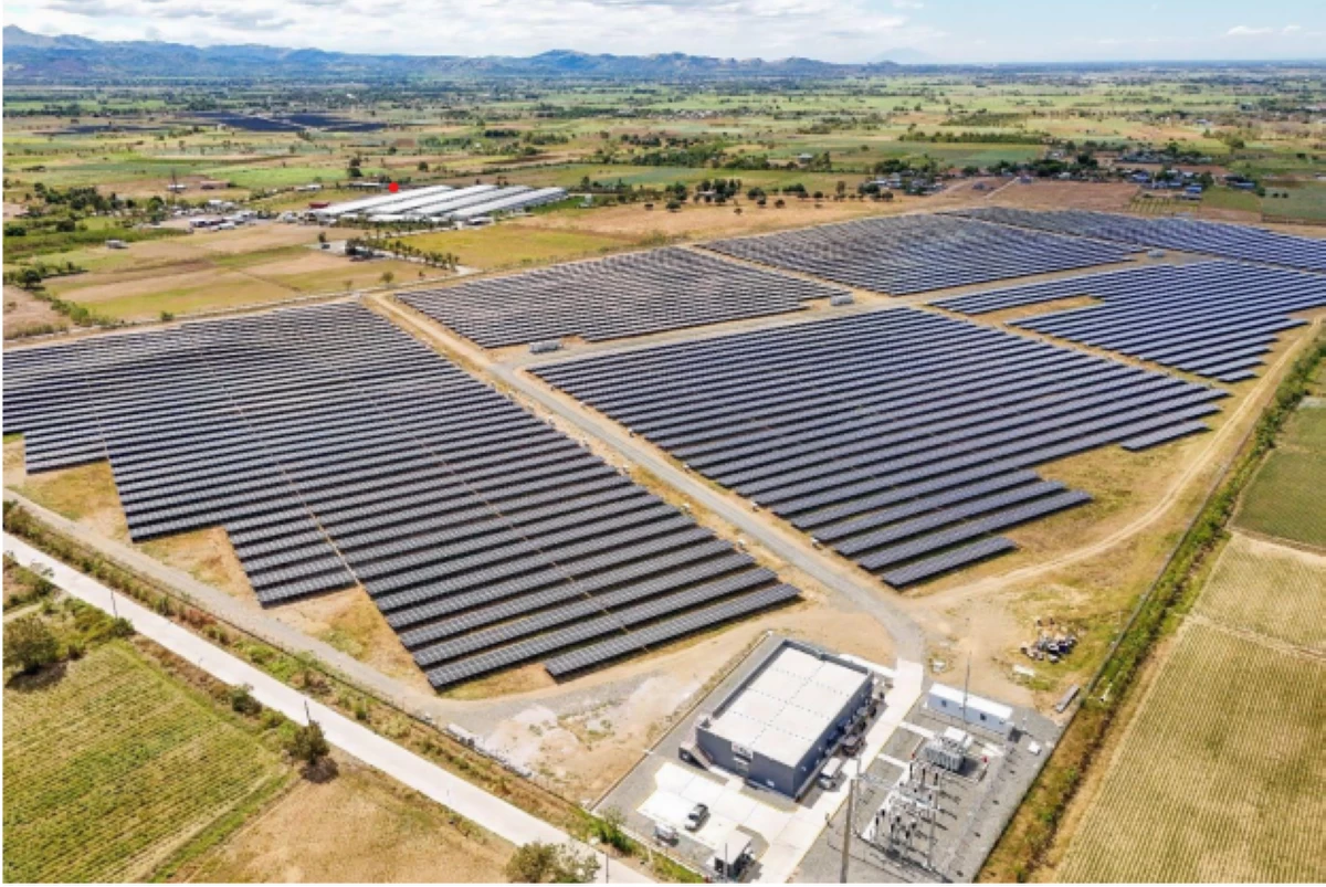 MGreen Bongabon Solar in Barangay Pesa, Bongabon, Nueva Ecija. A 19.8MWac solar facility that is expected to
provide clean energy to at least 20,000 homes. This is the first GEA-2 project of the Department of Energy (DOE) to be completed ahead of schedule. (Photo by Meralco PowerGen Corp.)