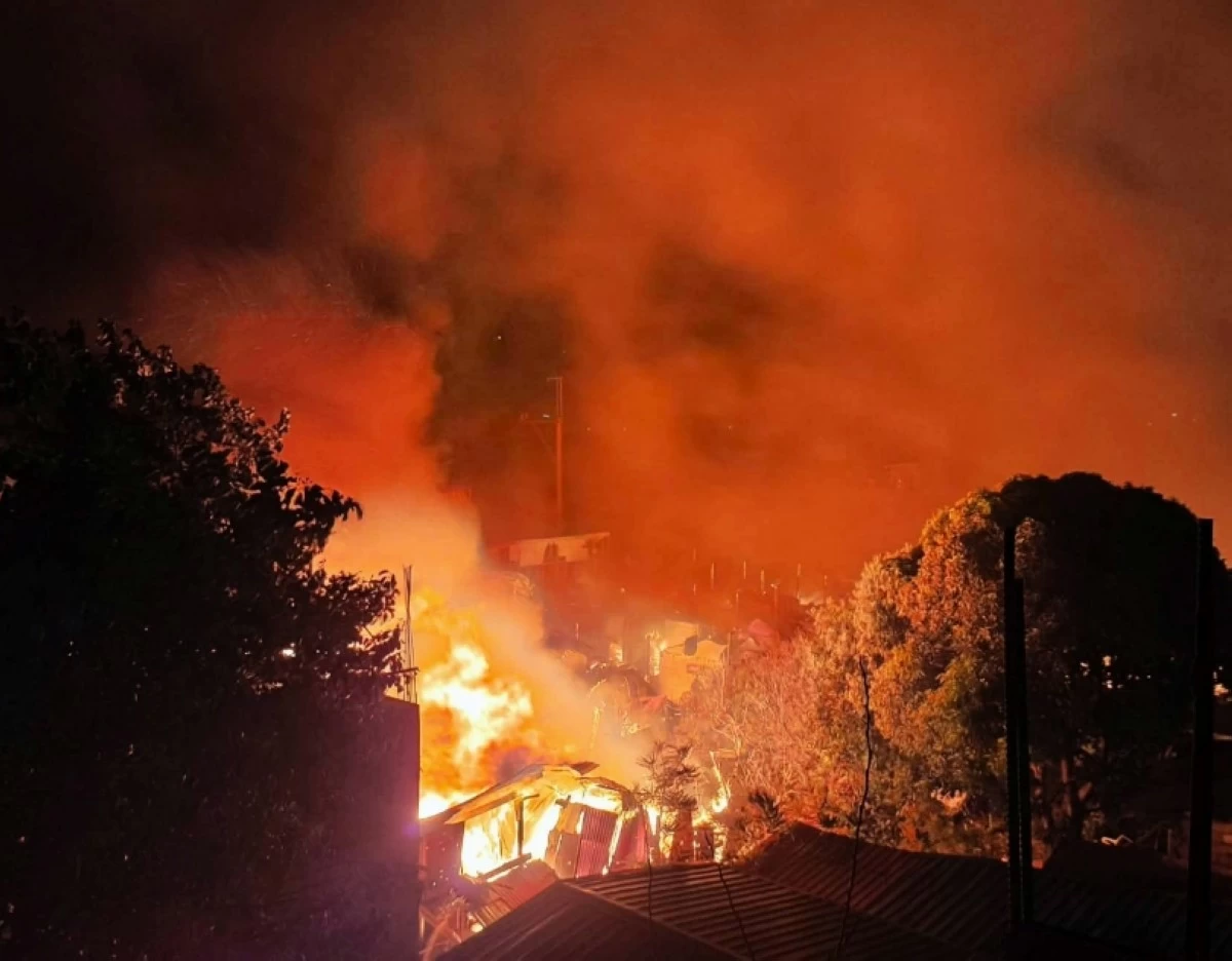 The fire in Barangay Sta. Ana, Taguig, on May 25 (Photo from the Pembo Fire and Rescue Brigade on Facebook)  