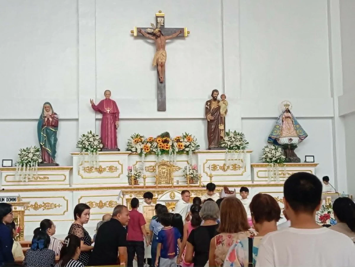 Parish priest, Fr. Ariel Celeste officiates the 9:30 a.m. Holy Mass at the parish church on May 31. (Photo by Nel Andrade/Manila Bulletin)