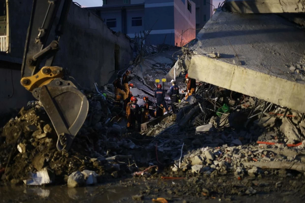 RECOVERY work continues at the collapsed Angeles City building on Sunday night. (Angeles City PIO FB)  