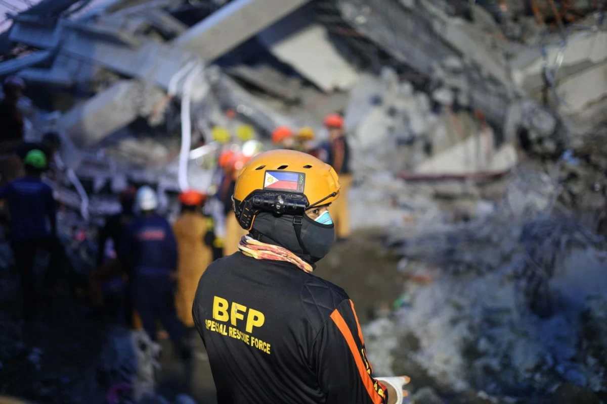 A GOVERNMENT rescuer at the collapsed building in Angeles City. (FB) 