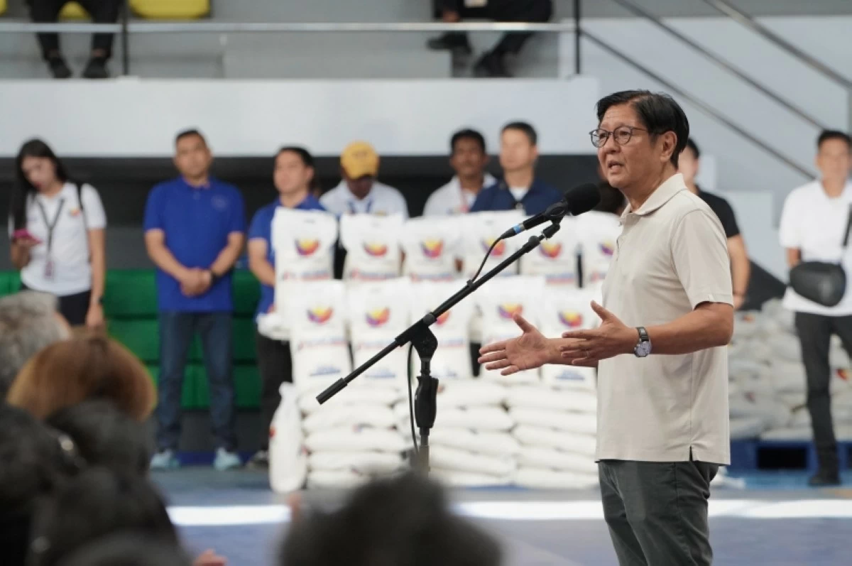 President Ferdinand Marcos Jr. led the pilot distribution of 10-kilo sacks of rice to about 1,900 recipients in Muntinlupa in May. (Photo from Muntinlupa PIO)