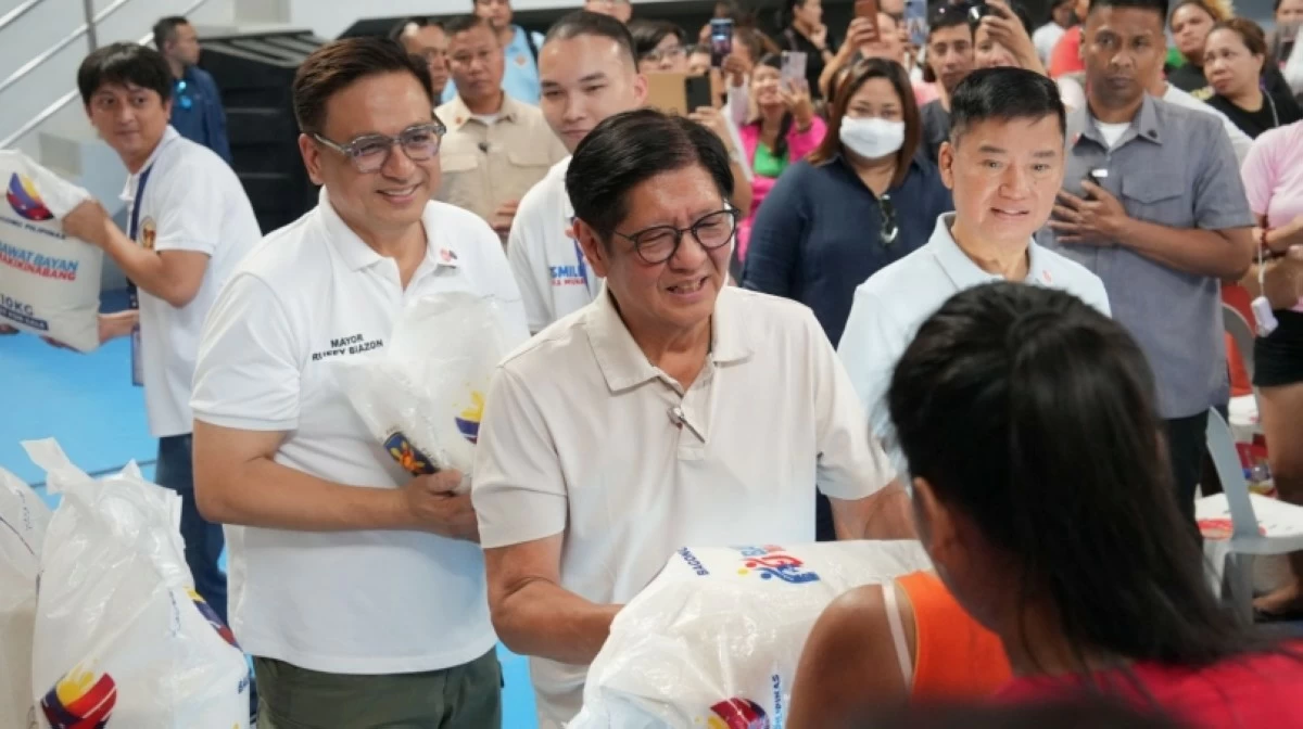 President Ferdinand Marcos Jr., together with Muntinlupa Mayor Ruffy Biazon and Muntinlupa Rep. Jaime Fresnedi, distributed 10-kilo sacks of rice to recipients in Muntinlupa in May. (Photo from Muntinlupa PIO)