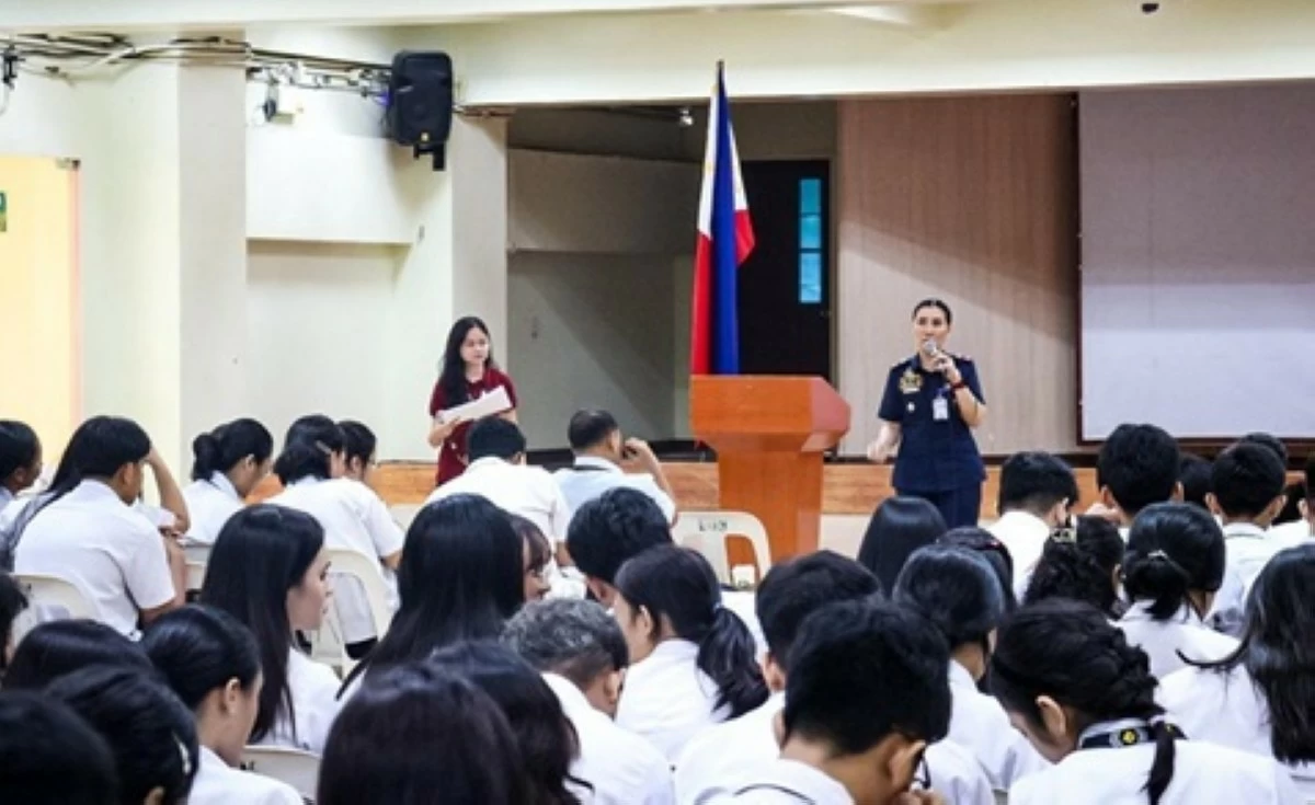PMAJ Leslie Jallorina, Chief of the Police Community Relations Section, speaks to Universidad de Manila students during the Online AlerTour campus session on digital safety and responsible online behavior.