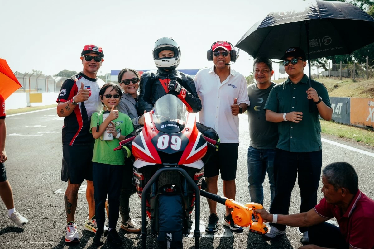 Ezra Samson with his family and support crew. (Photo from Ezra Samson's Facebook page/Pugad Photography)