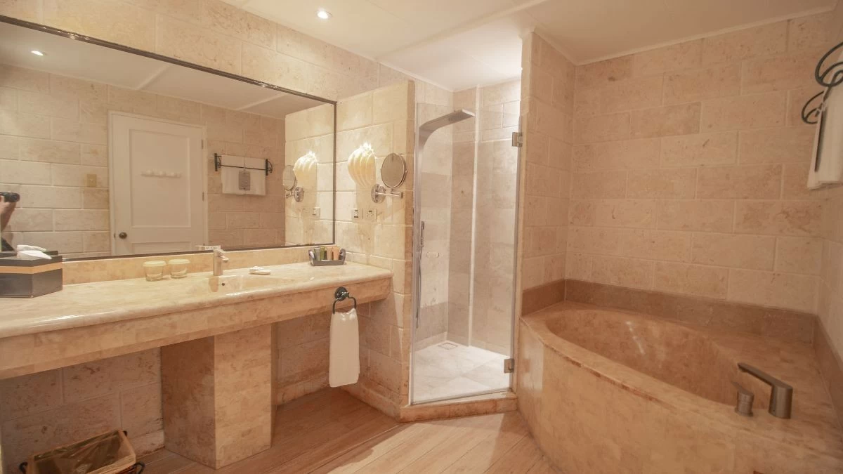 Toilet and bath (Photo: Plantation Bay)