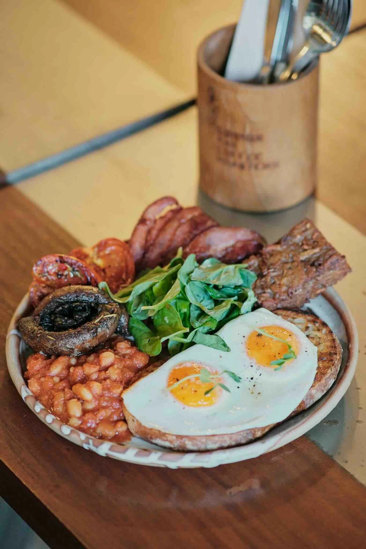 MORNING GLORY The Common Man Full Breakfast features eggs, bacon, pork sausage, mushrooms, chorizo beans, hash browns, and artisanal sourdough (Photo: CMCR)